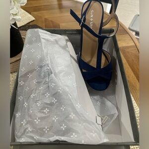 Navy platform sandal 7.5